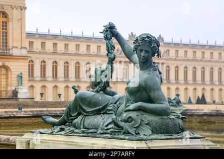 Statue en bronze Nymph, parterre deau, façade du jardin de l'aile sud, Château de Versailles, département des Yvelines, région Ile-de-France, France Banque D'Images