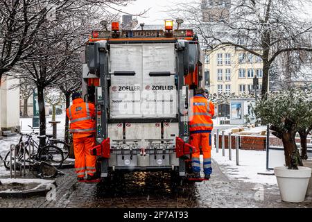 Düsseldorf par temps enneigé et boueux, collection de déchets dans la vieille ville de Burgplatz Banque D'Images