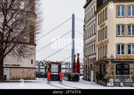 Düsseldorf par temps enneigé et boueux, collection de déchets dans la vieille ville de Burgplatz Banque D'Images