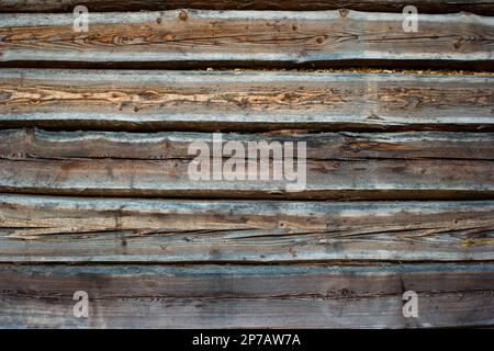 Ancienne grange rustique en bois. Planches verticales, gros plan, vue de face, vue détaillée. Banque D'Images