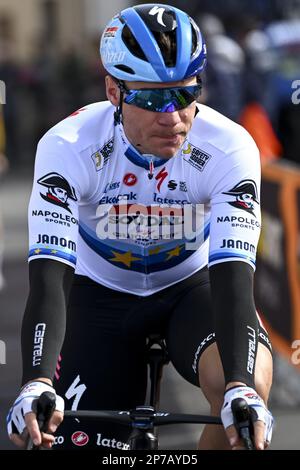 Italie, le 08 mars 2023. Dutch Fabio Jakobsen de Soudal Quick-Step photographié au début de la phase 3 de la course cycliste de Tirreno-Adriatico, de Follonica à Foligno (216 km) en Italie, mercredi 08 mars 2023. BELGA PHOTO DIRK WAEM Banque D'Images