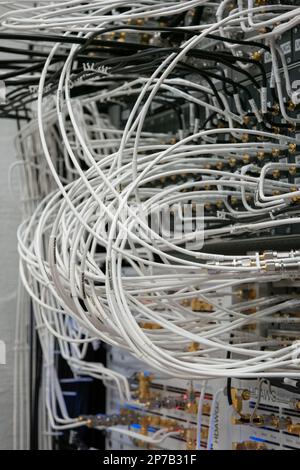 De nombreux câbles raccordant divers appareils électroniques dans un laboratoire scientifique. Gros plan, pas de personne. Banque D'Images