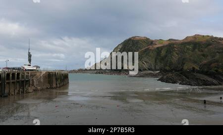 L'entrée du port d'Ilfracombe à marée basse avec la statue de Verity en vue. Devon, Angleterre. ROYAUME-UNI Banque D'Images