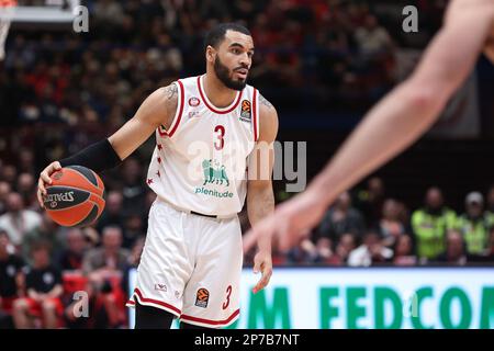 Milan, Italie. 3rd mars 2023. Italie, Milan, mars 3 2023: Naz Mitrou-long (Armani Milan Playmaker) dribbles en 4th quart pendant le match de basket-ball EA7 Emporio Armani Milan vs Olympiacos Pirée, Euroligue 2022-2023 round26 (Credit image: © Fabrizio Bertani/Pacific Press via ZUMA Press Wire) USAGE ÉDITORIAL SEULEMENT! Non destiné À un usage commercial ! Banque D'Images