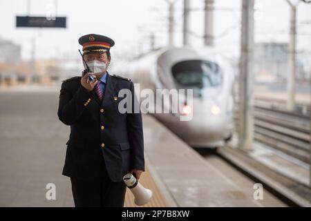 (230308) -- HARBIN, 8 mars 2023 (Xinhua) -- Liu Yang, membre du personnel de la gare ferroviaire, est photographié en service à la gare de Daqing Ouest, à Daqing, dans la province de Heilongjiang, au nord-est de la Chine, à 7 mars 2023. Les entreprises de la province de Heilongjiang, une ancienne base industrielle du nord-est de la Chine, ont fait des progrès vers l'objectif d'un bon départ au premier trimestre de 2023. De nombreuses travailleuses jouent un rôle actif dans divers milieux de travail. La Journée internationale de la femme, célébrée mercredi, est une occasion unique de rendre hommage à la « puissance de l'homme ». (Xinhua/Zhang Tao) Banque D'Images