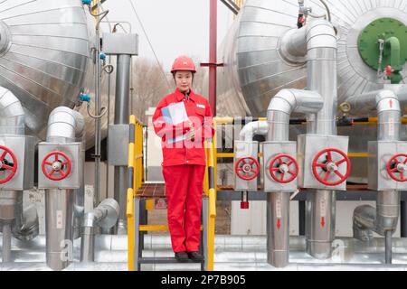 (230308) -- HARBIN, 8 mars 2023 (Xinhua) -- le travailleur Liu Baihan examine une zone de travail de l'Oilfield de Daqing à Daqing, dans la province de Heilongjiang, au nord-est de la Chine, au 7 mars 2023. Les entreprises de la province de Heilongjiang, une ancienne base industrielle du nord-est de la Chine, ont fait des progrès vers l'objectif d'un bon départ au premier trimestre de 2023. De nombreuses travailleuses jouent un rôle actif dans divers milieux de travail. La Journée internationale de la femme, célébrée mercredi, est une occasion unique de rendre hommage à la « puissance de l'homme ». (Xinhua/Zhang Tao) Banque D'Images