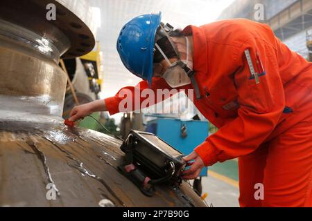 (230308) -- HARBIN, 8 mars 2023 (Xinhua) -- détecteur de défauts Li Hong travaille à Harbin Boiler Company Ltd. De Harbin Electric Corporation, dans la province de Heilongjiang, au nord-est de la Chine, au 6 mars 2023. Les entreprises de la province de Heilongjiang, une ancienne base industrielle du nord-est de la Chine, ont fait des progrès vers l'objectif d'un bon départ au premier trimestre de 2023. De nombreuses travailleuses jouent un rôle actif dans divers milieux de travail. La Journée internationale de la femme, célébrée mercredi, est une occasion unique de rendre hommage à la « puissance de l'homme ». (Xinhua/Shi Feng) Banque D'Images