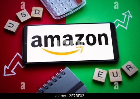 Nysa, Pologne. 8th mars 2023. Sur cette photo, un logo Amazon apparaît sur un smartphone. (Credit image: © Mateusz Slodkowski/ZUMA Press Wire) USAGE ÉDITORIAL SEULEMENT! Non destiné À un usage commercial ! Banque D'Images