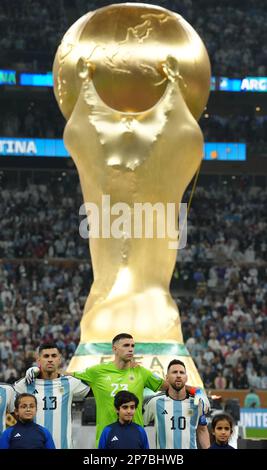 Lionel Messi d'Argentine avec le gardien de but Emiliano Martinez et Cristian Romero comme les équipes se tiennent pour l'hymne national pendant la finale de la coupe du monde de la FIFA au stade Lusail, Qatar. Date de la photo: Dimanche 18 décembre 2022. Banque D'Images