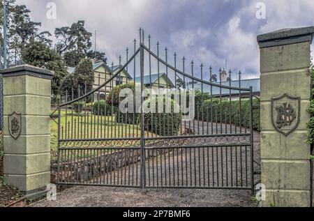 09 08 2007 portes d'entrée en fer forgé Double Swing Gate entrée en brique clôture avec jardin Nuwara Eliya, ville de colline, Ceylon, Sri Lanka, Asie Banque D'Images