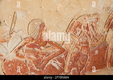 Egypte, Saqqara, tombe de Horemheb, salle intérieure, paroi est côté sud, chevaux et chars attendent Horemheb et hauts officiers. Banque D'Images