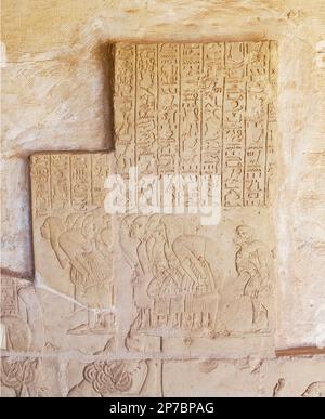 Égypte, Saqqara, tombeau de Horemheb, mur ouest de la cour intérieure, distribution de reliefs montrant des officiels se pliant devant le roi. Banque D'Images