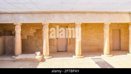 Égypte, Saqqara, tombeau de Horemheb, mur ouest de la cour intérieure, avec les portes de la chapelle. Banque D'Images