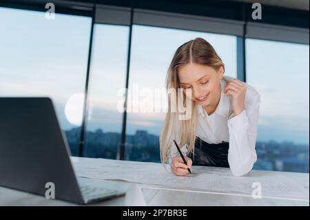 une femme planifie l'horaire de travail, écrit sur papier, femme d'affaires Banque D'Images