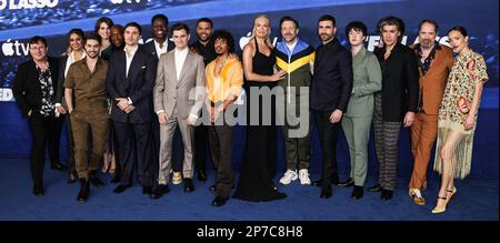 WESTWOOD, LOS ANGELES, CALIFORNIE, États-Unis - MARS 07 : Jeremy Swift, Ambreen Razia, Stephen Manas, Ellie Taylor, Phil Dunster, Me Jeudy-Lamour, Toheeb Jioh, Billy Harris, Kola Bokinni, Moe Hashim, Hannah Waddingham, Jason Sudeikis, Brett Goldstein, Charlie Hisock, James lance, Brendan Hunt et Jodi Balfour arrivent à la première à Los Angeles de la série originale d'Apple TV 'Ted Lasso' saison 3 qui s'est tenue au Regency Village Theatre sur 7 mars 2023 à Westwood, Los Angeles, Californie, États-Unis. (Photo de Xavier Collin/image Press Agency) Banque D'Images