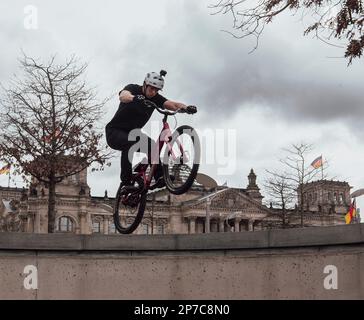 Berlin, Allemagne. 03rd janvier 2023. Jannes (19) de Berlin montre ses compétences en vélo devant le bâtiment Reichstag. Credit: Paul Zinken/dpa/Alay Live News Banque D'Images