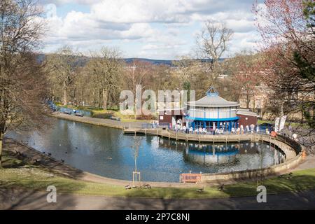 Le lac et le café de plaisance de Lister Park, Bradford, West Yorkshire, Angleterre, Royaume-Uni Banque D'Images