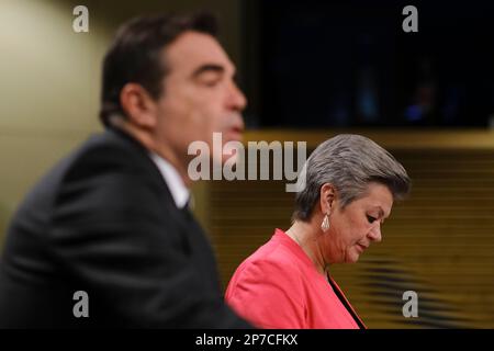 Bruxelles, Belgique. 08th mars 2023. Margaritis Schinas, vice-président de la Commission européenne, et Ylva Johansson, commissaire européenne chargée des affaires intérieures, tiennent une conférence de presse à Bruxelles, en Belgique, sur 08 mars 2023. Crédit: ALEXANDROS MICHAILIDIS/Alamy Live News Banque D'Images