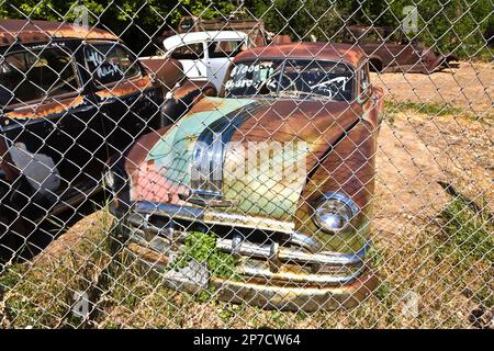 Orderville, Etats-Unis - 15 juillet 2008: Jardin de junk avec vieux beaux oldtimers sur la route 89 à Orderville, Etats-Unis. L'Amérique est l'endroit idéal pour une voiture classique européenne Banque D'Images