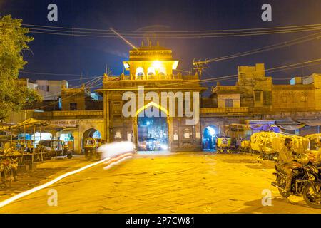 JODHPUR, INDE - 23 OCTOBRE 2012 : nuit au marché de Sardar à la tour d'horloge de Jodhpur, Inde. La Tour a été construite par Maharaja Sardar Singhin en 1911 Banque D'Images