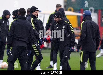 Bruno Fernandes et Victor Lindelox de Manchester United lors d'une session d'entraînement au complexe d'entraînement AON, Carrington. Date de la photo: Mercredi 8 mars 2023. Banque D'Images