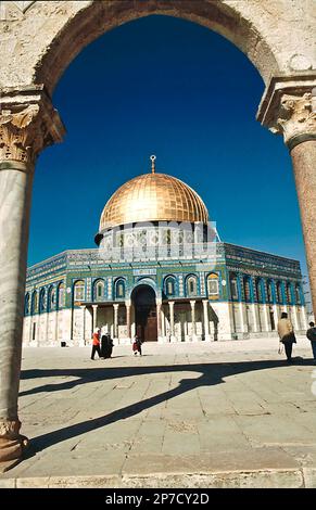 Jérusalem, Israël - 1 janvier 1995 : peuple au dôme du temple à Jérusalem, Israël. Le soleil de l'après-midi brille sur le dôme doré du Rocher et du churc Banque D'Images