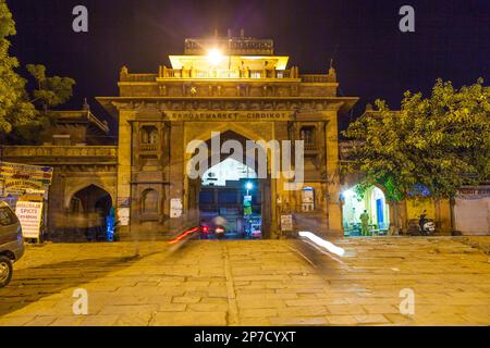 Jodhpur, Inde - 23 octobre 2012: Nuit au marché de Sardar à la tour d'horloge de Jodhpur, Inde. La Tour a été construite par Maharaja Sardar Singhin en 1911 Banque D'Images