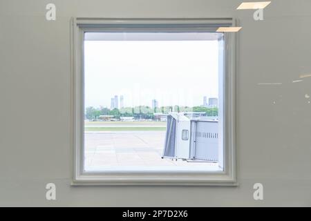 Buenos Aires, Argentine, 18 novembre 2022: Pont d'embarquement vu d'une fenêtre de l'aéroport international Jorge Newbery. Banque D'Images