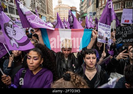 Madrid, Espagne. 08th mars 2023. Un manifestant est vu porter un drapeau transgenre lors d'une manifestation où des étudiants manifestent à l'occasion de la Journée internationale de la femme pour réclamer l'égalité des droits et protester contre la violence sexiste. Credit: Marcos del Mazo/Alay Live News Banque D'Images