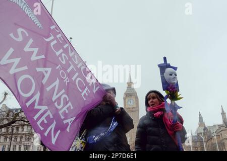 Londres, Royaume-Uni. 8th mars 2023. Les femmes contre l'inégalité des pensions de l'État manifestation du WASPI sur la place du Parlement à l'occasion de la Journée internationale de la femme crédit: João Daniel Pereira/Alay Live News Banque D'Images