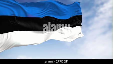 Le drapeau national de l'Estonie agitant dans le vent un jour clair. Trois bandes horizontales égales de bleu, noir et blanc. 3D rendu d'illustration. Rippl Banque D'Images