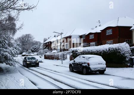 8 mars 2023. Southborough, Kent. Une voiture longe avec précaution le croissant Birchwood recouvert de neige, au bord de Southborough Common, tôt le matin, après une chute de neige fraîche d'une nuit. Banque D'Images