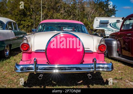 Fort Meade, FL - 24 février 2022 : vue arrière en perspective d'une berline 2 portes Ford Fairlane Crown Victoria 1955 lors d'un salon de voiture local. Banque D'Images