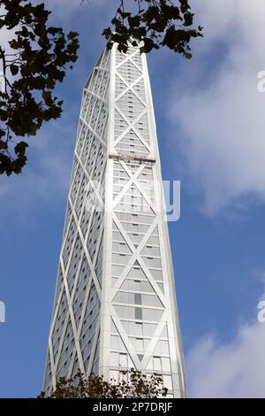 Le nettoyage et l'entretien des fenêtres sont effectués en partie sur un gratte-ciel. Le bâtiment est le bâtiment de Terre-Neuve près de Canary Wharf. Banque D'Images