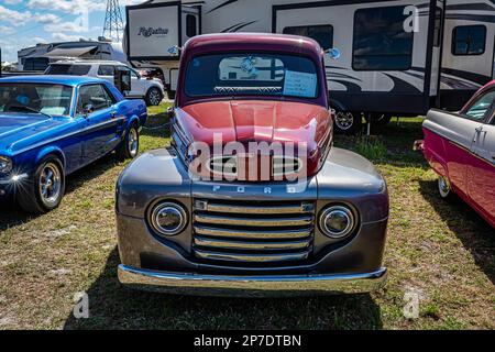 Fort Meade, FL - 24 février 2022 : vue de face d'un pick-up Ford F1 1948 à un salon de voiture local. Banque D'Images