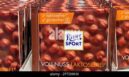 Viersen, Allemagne - 3 mars. 2023: Gros plan des paquets gluten et sans lactose Ritter Sport Nut chocolat dans l'étagère du magasin allemand Banque D'Images