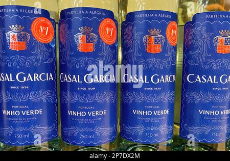 Viersen, Allemagne - 3 mars. 2023: Gros plan des bouteilles de vin blanc portugais Casal Garcia vinho verde dans le plateau du magasin allemand Banque D'Images