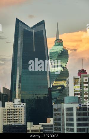 11-05-2016, Soho Mall Tower et El Tornillo Building, Panama City, République de Panama, Amérique centrale. Banque D'Images