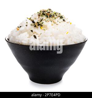 Riz dans un bol noir avec épices japonaises isolées sur fond blanc, cuisine asiatique traditionnelle Banque D'Images