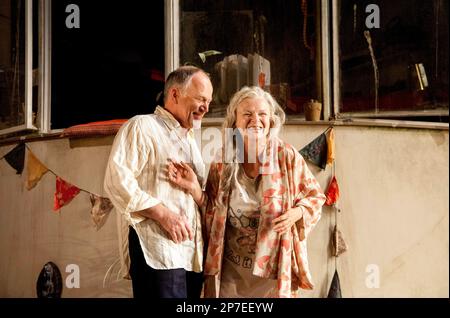 Matthew Marsh (Peter), Julie Walters (Judy) dans LA DERNIÈRE DE LA HAUSSMANS par Stephen Beresford au Lyttelton Theatre, National Theatre (NT), Londres SE1 19/06/2012 conception: Vicki Mortimer éclairage: Mark Henderson directeur: Howard Davies Banque D'Images