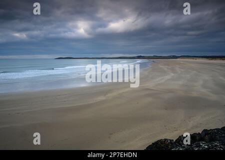 Plage de sable au crépuscule sur l'île d'Angelsey Banque D'Images