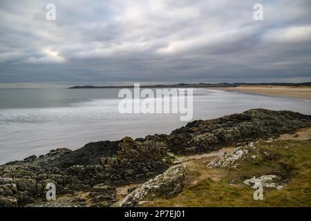 Plage de sable au crépuscule sur l'île d'Angelsey Banque D'Images
