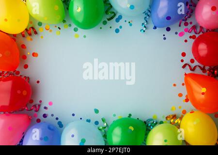 Arrière-plan de fête d'anniversaire avec bordure arc-en-ciel de ballons de fête colorés avec des banderoles et des confettis Banque D'Images