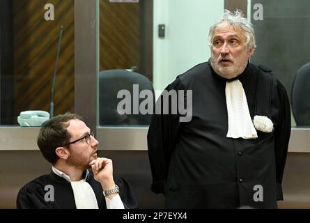 L'avocat Maxime Dulieu et l'avocat Luc Balaes photographiés lors de la constitution pour le procès de Melissa sauvage, Renaud Dessart et Fabrice Duchesne devant le tribunal d'assises de la province de Luxembourg à Arlon, le mercredi 08 mars 2023. Les trois sont accusés du meurtre du père de Sauvage Antoine Marchal, surnommé Tarzan, en septembre 2020, au domicile de la victime à Bomal, Durbuy. BELGA PHOTO JOHN THYS Banque D'Images