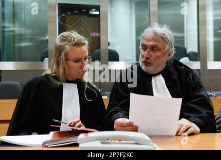 L'avocat Romane Focant et l'avocat Luc Balaes photographiés lors de la constitution pour le procès de Melissa sauvage, Renaud Dessart et Fabrice Duchesne devant le tribunal d'assises de la province de Luxembourg à Arlon, le mercredi 08 mars 2023. Les trois sont accusés du meurtre du père de Sauvage Antoine Marchal, surnommé Tarzan, en septembre 2020, au domicile de la victime à Bomal, Durbuy. BELGA PHOTO JOHN THYS Banque D'Images