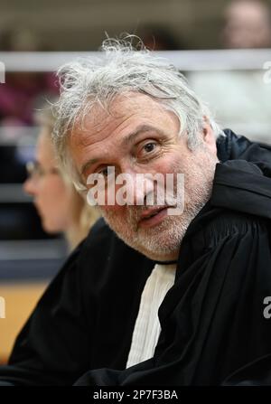 L'avocat Luc Balaes photographié pendant la constitution pour les assises du procès de Melissa sauvage, Renaud Dessart et Fabrice Duchesne, devant le tribunal d'assises de la province de Luxembourg à Arlon, le mercredi 08 mars 2023. Les trois sont accusés du meurtre du père de Sauvage Antoine Marchal, surnommé Tarzan, en septembre 2020, au domicile de la victime à Bomal, Durbuy. BELGA PHOTO JOHN THYS Banque D'Images