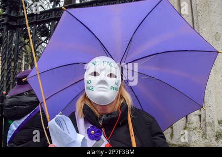 Londres, Angleterre, Royaume-Uni. 8th mars 2023. Les retraités se sont rassemblés sur la place du Parlement à l'occasion de la Journée internationale de la femme pour protester contre l'inégalité des retraites et ont exigé justice pour les femmes nées en 1950s, qui, selon les manifestants, ont été ''cambriolées' de leurs pensions. La démonstration a été organisée par WASPI (Credit image: © Vuk Valcic/ZUMA Press Wire) USAGE ÉDITORIAL SEULEMENT! Non destiné À un usage commercial ! Banque D'Images