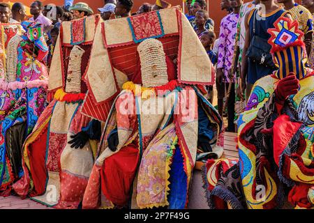 Deux personnages d'eguinguin masqués en costumes à motifs colorés représentent des esprits ancestraux lors des célébrations voodoo annuelles à Ouidah Bénin Banque D'Images