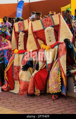 gros plan sur le visage masqué d'un eguinguin aux couleurs vives du festival voodoo annuel de ouidah au bénin Banque D'Images