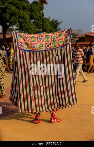 les éguinguins en costumes traditionnels colorés brodés invoquent les esprits ancestraux lors du festival annuel voodoo à ouidah bénin Banque D'Images